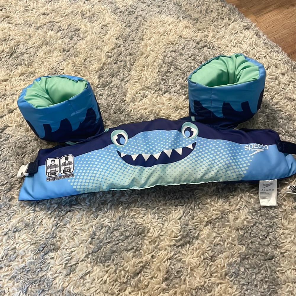 Speedo puddle jumper like new. Fits child 30-50 pounds
